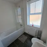 بيت للعطل Stunning New Modern Near Roundhay Park