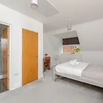 بيت للعطل Stunning New Modern Near Roundhay Park *