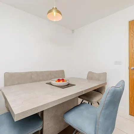 Stunning New Modern Near Roundhay Park Vakantiehuis Leeds (West Yorkshire)