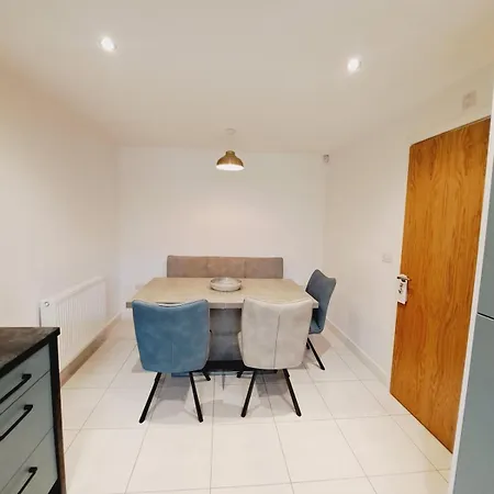 Stunning New Modern Near Roundhay Park Holiday home *