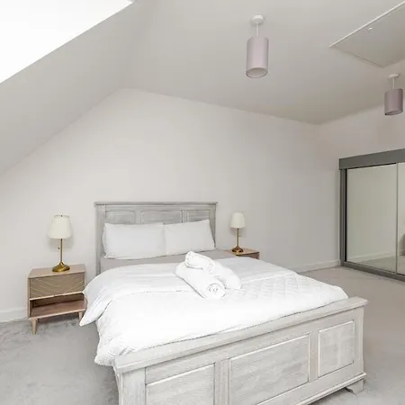 Stunning New Modern Near Roundhay Park * Leeds (West Yorkshire)