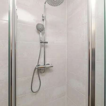 Stunning New Modern Near Roundhay Park Leeds (West Yorkshire)