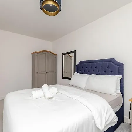 Stunning New Modern Near Roundhay Park Holiday home Leeds (West Yorkshire)