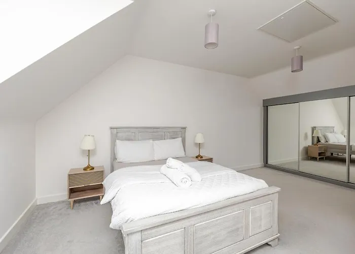 Stunning New Modern Near Roundhay Park * Leeds (West Yorkshire)