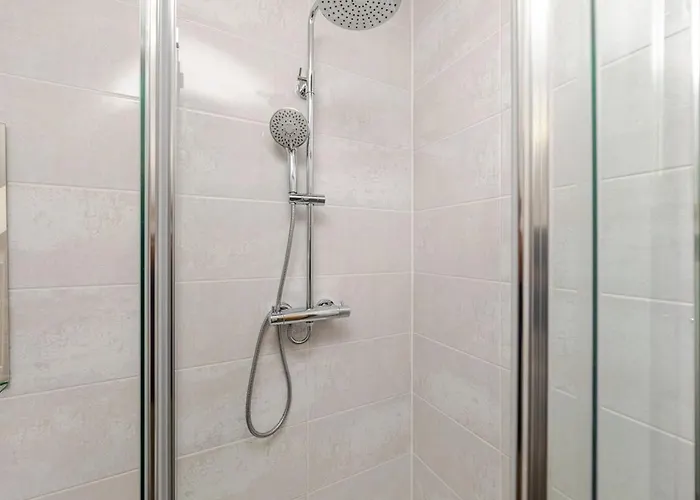 Stunning New Modern Near Roundhay Park Leeds (West Yorkshire)